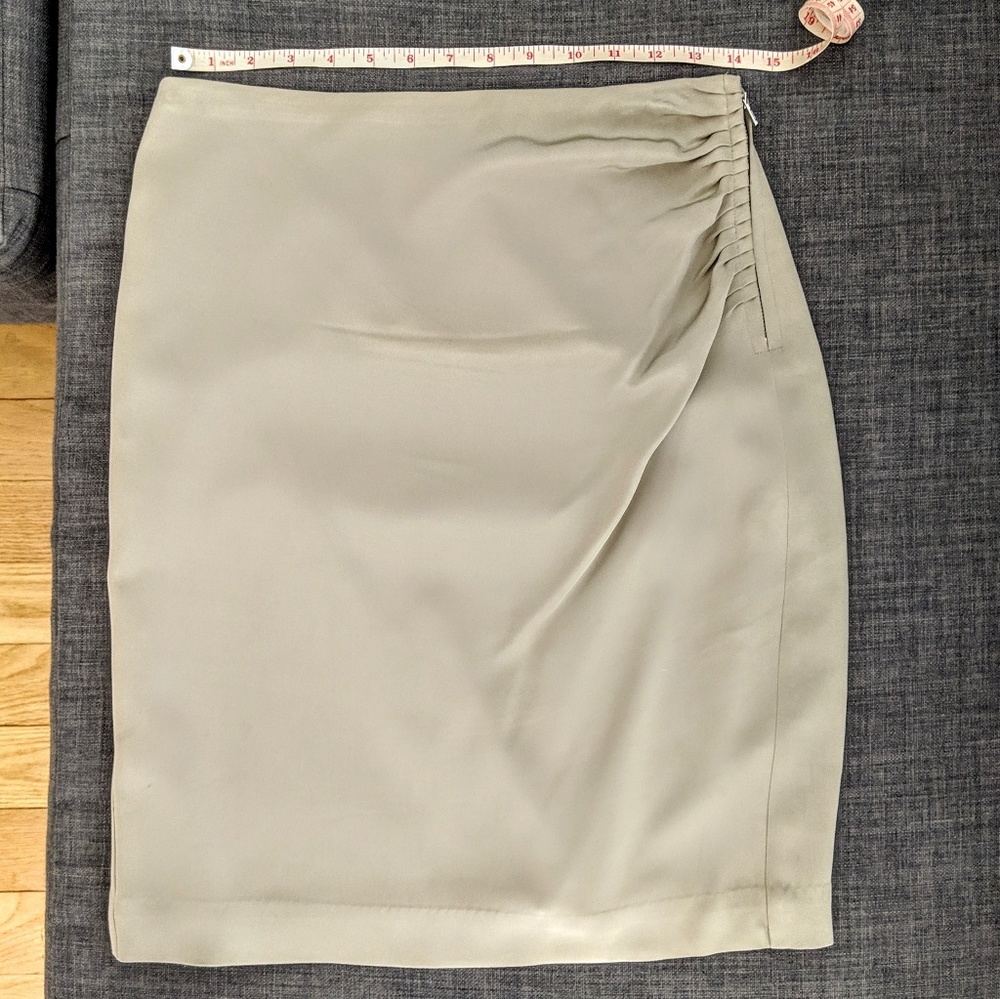Banana Republic Monogram ruched 💯 silk skirt
